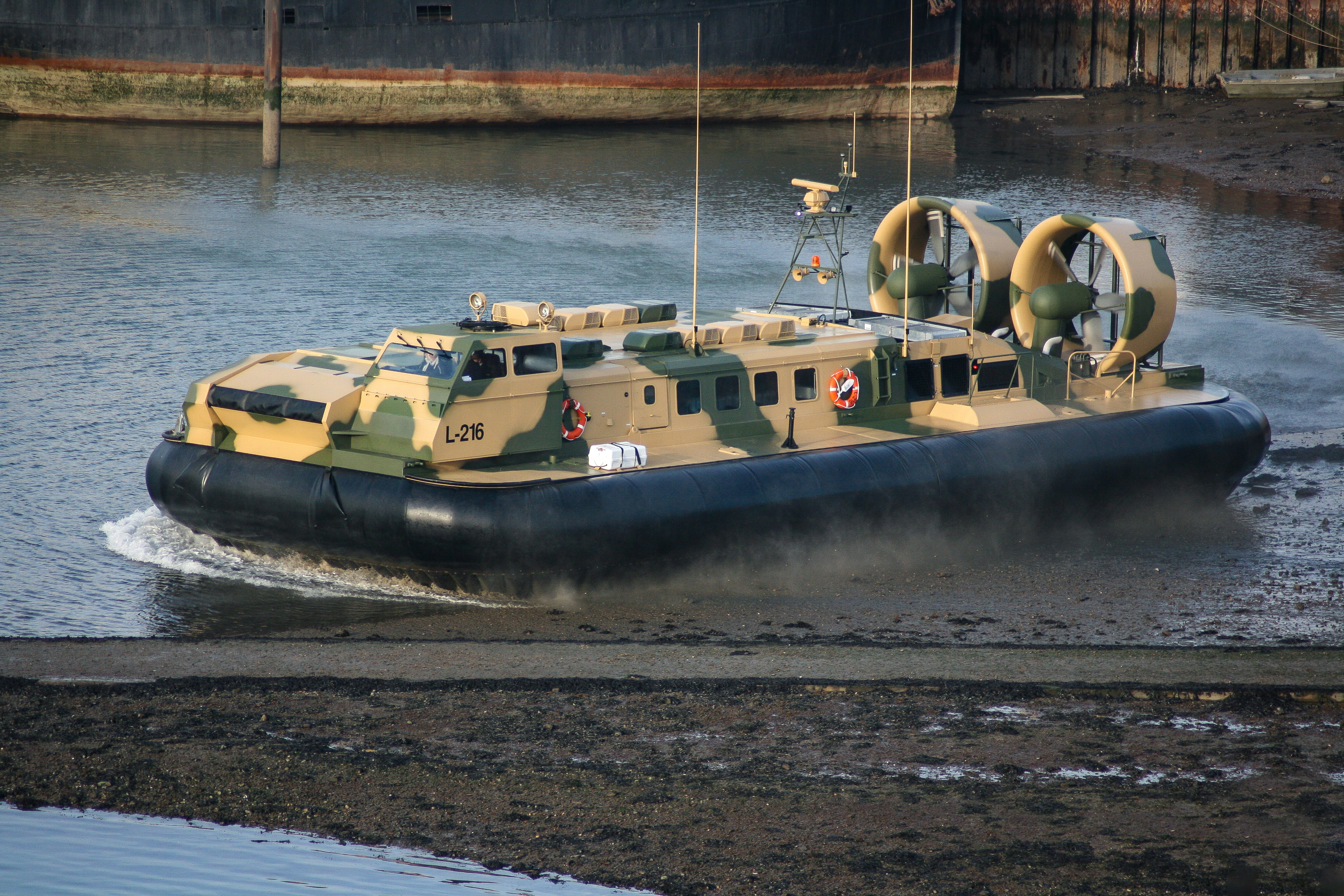 pakistan-8100td-hovercraft-over-mud.jpg